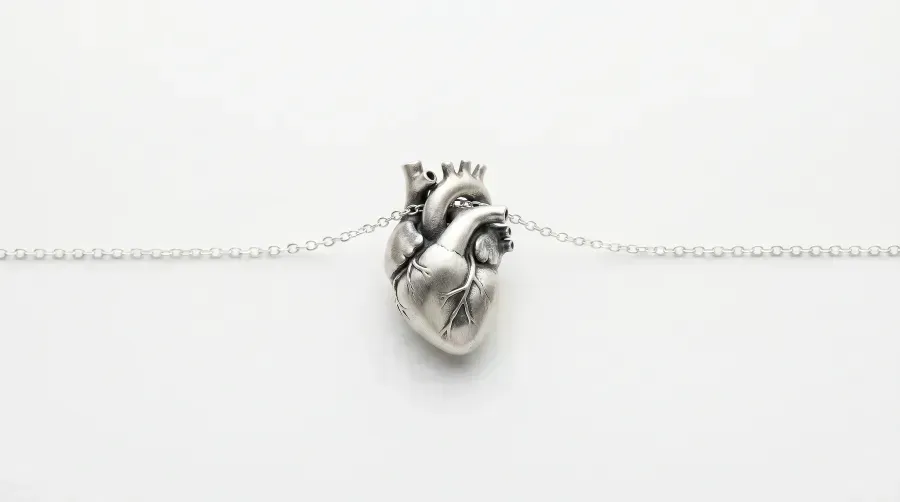 El corazon anatomico en las joyas: significado, historia y estetica