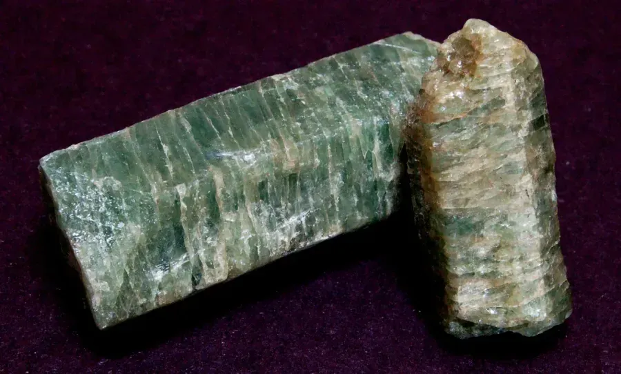 El apatito en la joyería: la piedra de todos los colores, variedades y cuidado