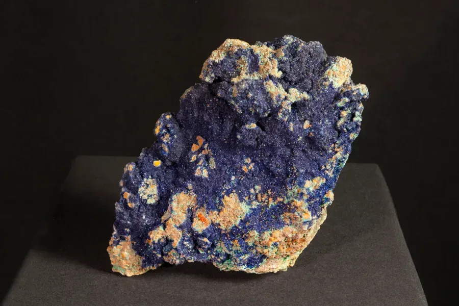 Azurita en joyería: la piedra azul del cobre, su química, su historia y sus cuidados
