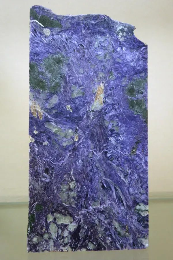Charoíta: la piedra violeta de un único yacimiento en la Tierra, significado y joyas