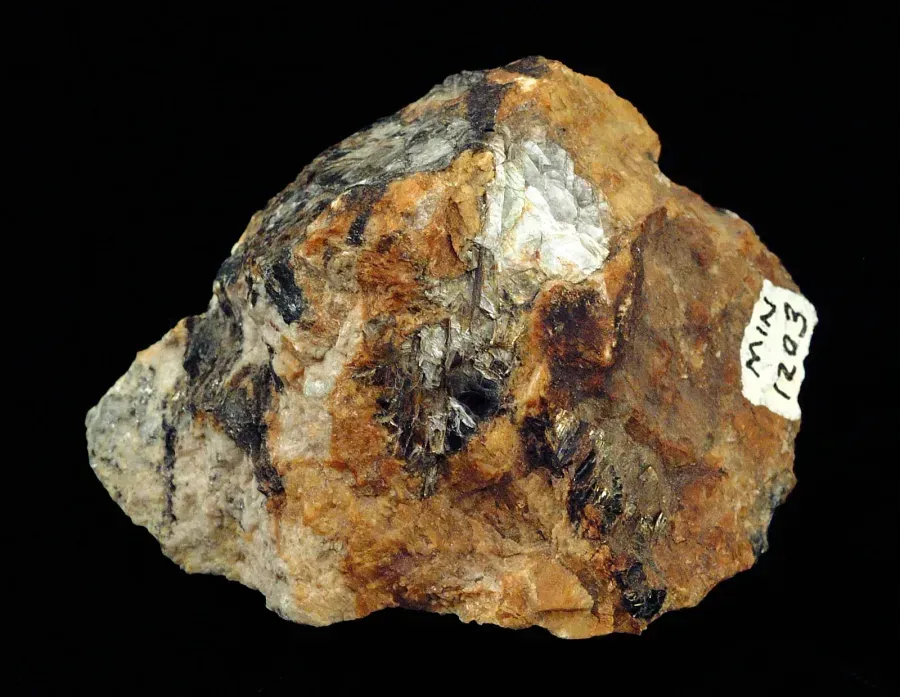 Circón incoloro en joyería: la piedra natural que brilla con más fuego que un diamante