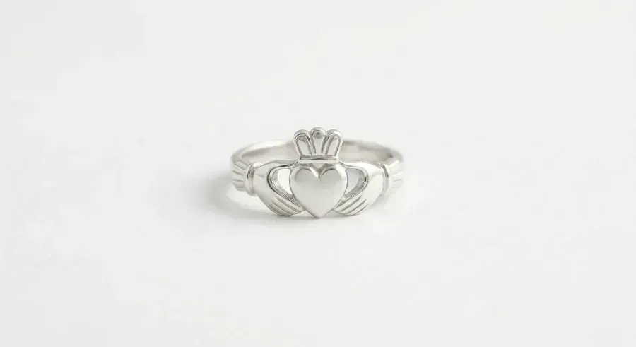 El Anillo Claddagh: Amor, Lealtad, Amistad y 400 Años de Tradición Irlandesa