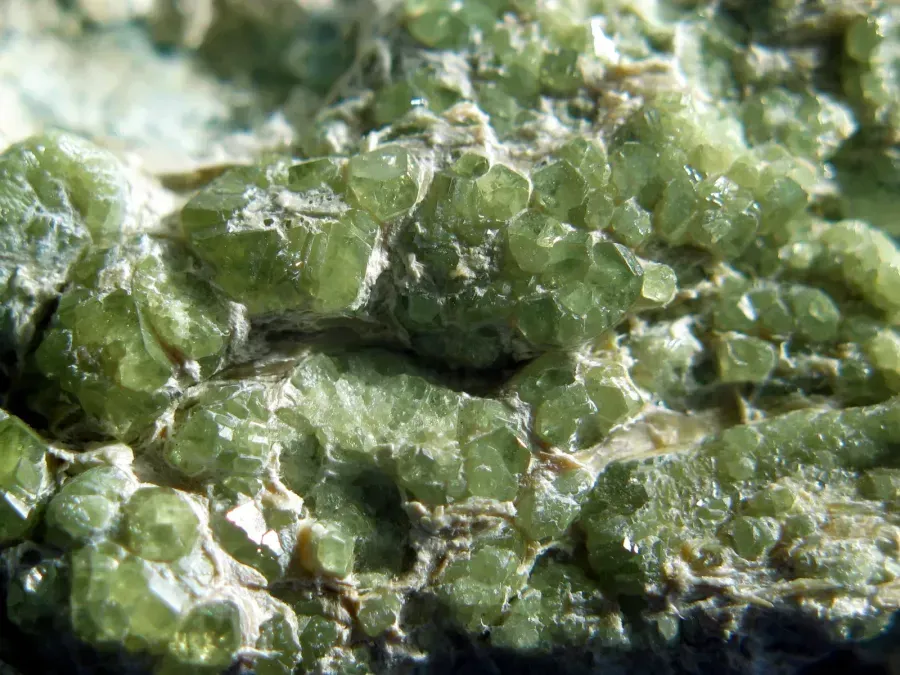 Granate demantoide: la rara piedra verde con más fuego que un diamante en 2026