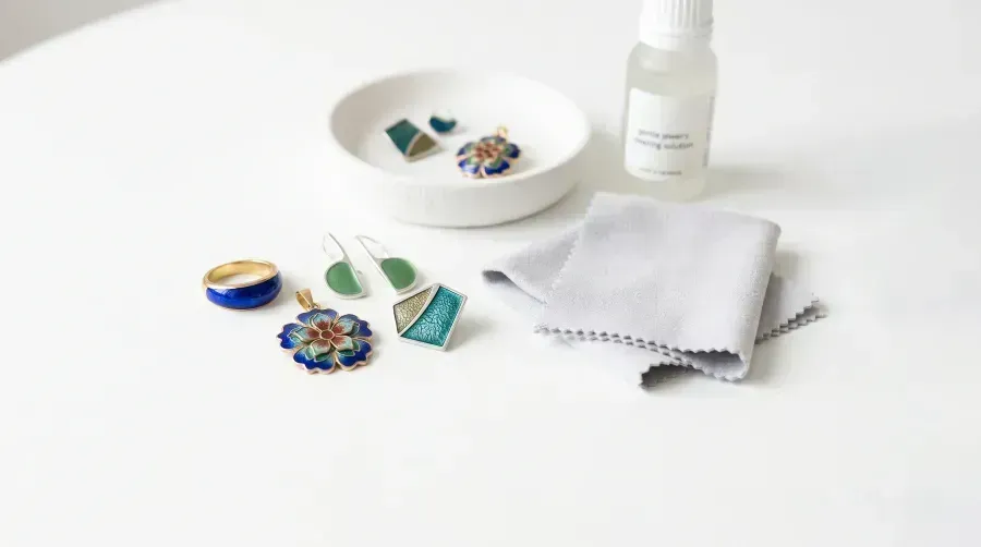 Esmalte en joyeria: como cuidarlo para que no se descascarille