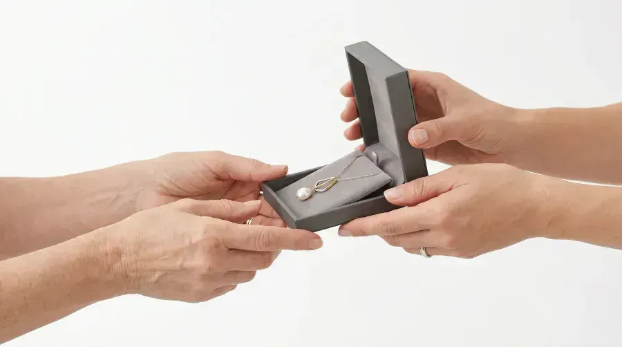 Joyas para mamá: cómo elegir el regalo perfecto sin equivocarte