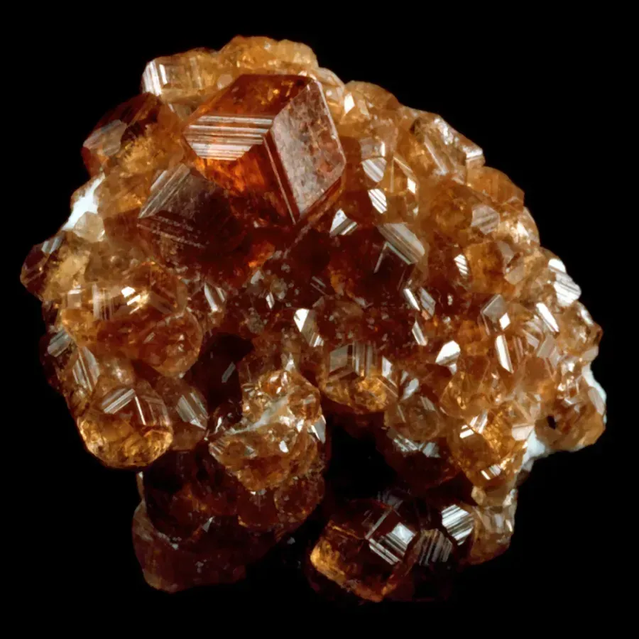 El granate en la joyería: energía del chakra raíz, historia y cómo elegirlo