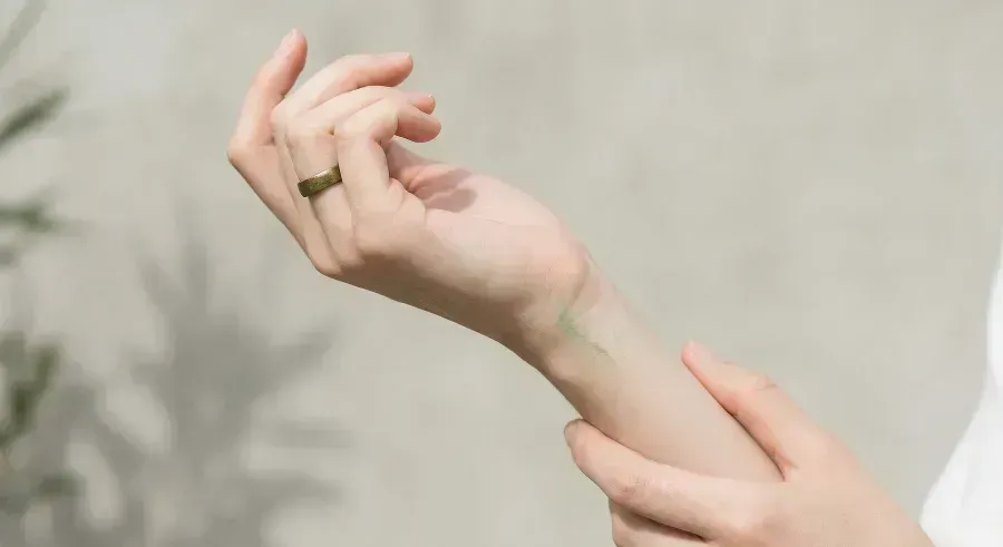 Por qué las joyas ponen la piel verde y cómo solucionarlo