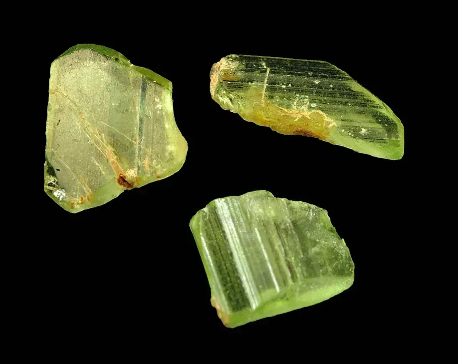 Peridoto en joyería: la piedra verde amarillenta del manto terrestre, guía completa