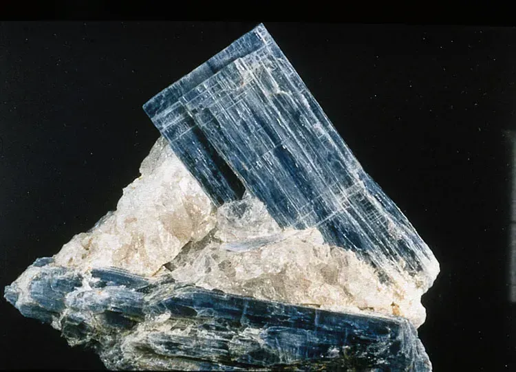 La cianita en joyería: guía completa de la rara piedra azul de la claridad