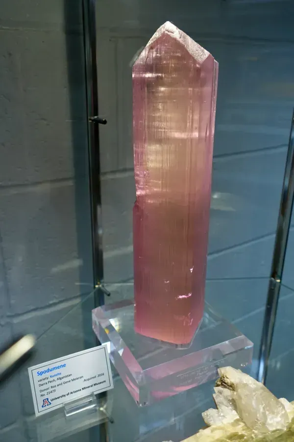 Kunzita: la piedra rosa del corazón que se decolora al sol