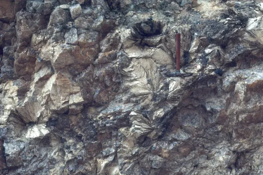 Lepidolita: la piedra lila con litio, su historia, su calma y sus joyas
