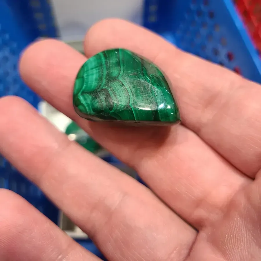 Malaquita en joyas: la piedra verde del cobre, historia y cuidado