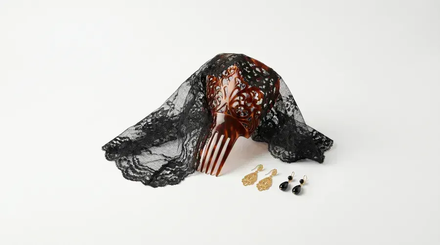 Mantilla y peineta: la tradición española del encaje y el peine en la joyería