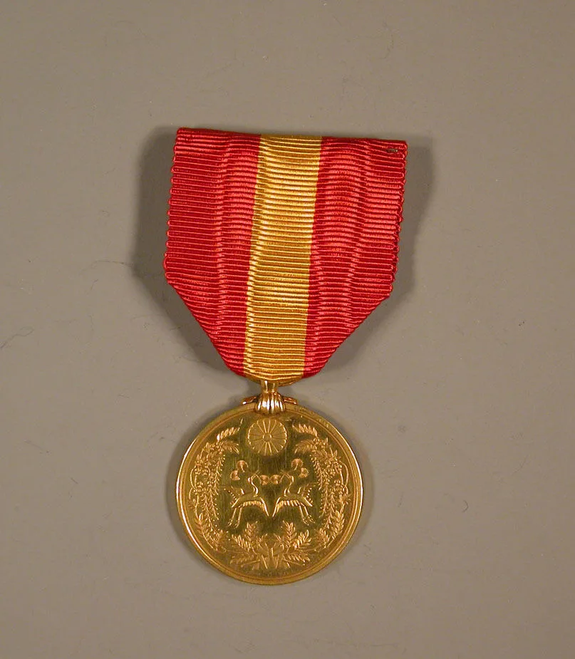 La medalla de condecoración como joya: el mérito que se lleva en el pecho y al cuello