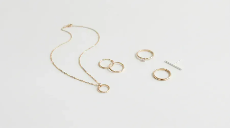 Joyería minimalista: por qué menos es exactamente lo que necesitas