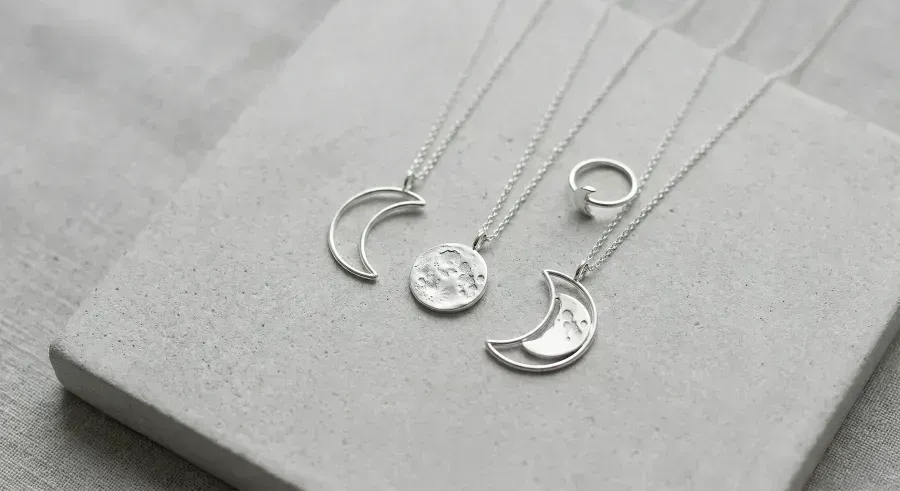 Joyas con fases lunares: qué significa cada fase y por qué la gente lleva la Luna en la piel