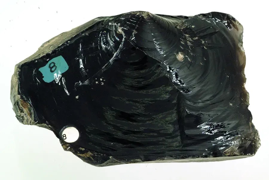 Obsidiana en joyería: vidrio volcánico con filo de navaja
