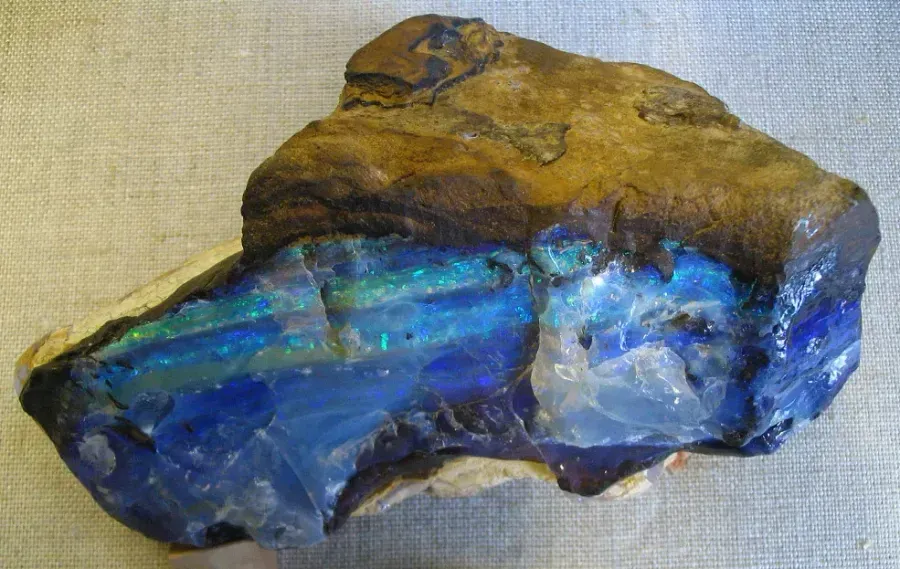 Ópalo: la piedra arcoíris con agua encerrada dentro