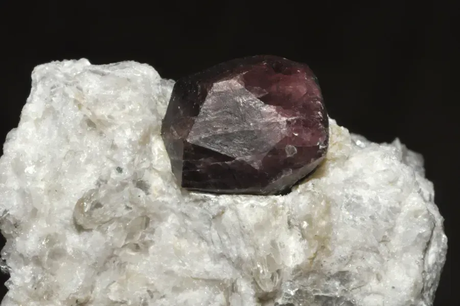 Granate piropo: la piedra roja, su química, su historia y sus cuidados
