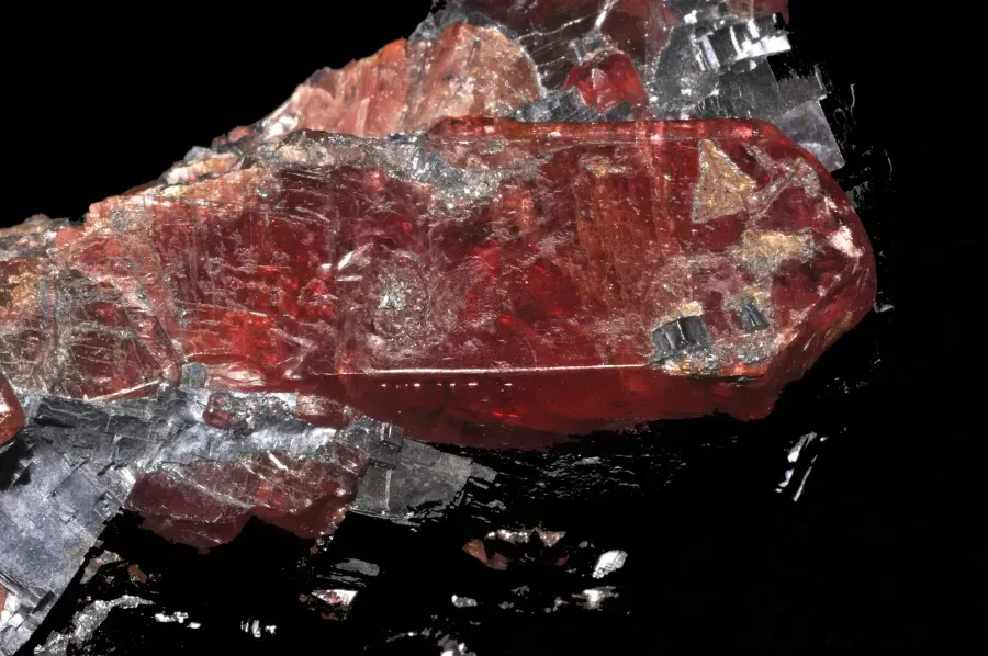 Rodonita: la piedra rosa y negra del perdón, la compasión y el equilibrio