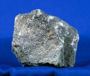 Serafinita: la piedra verde con plumas plateadas de Siberia