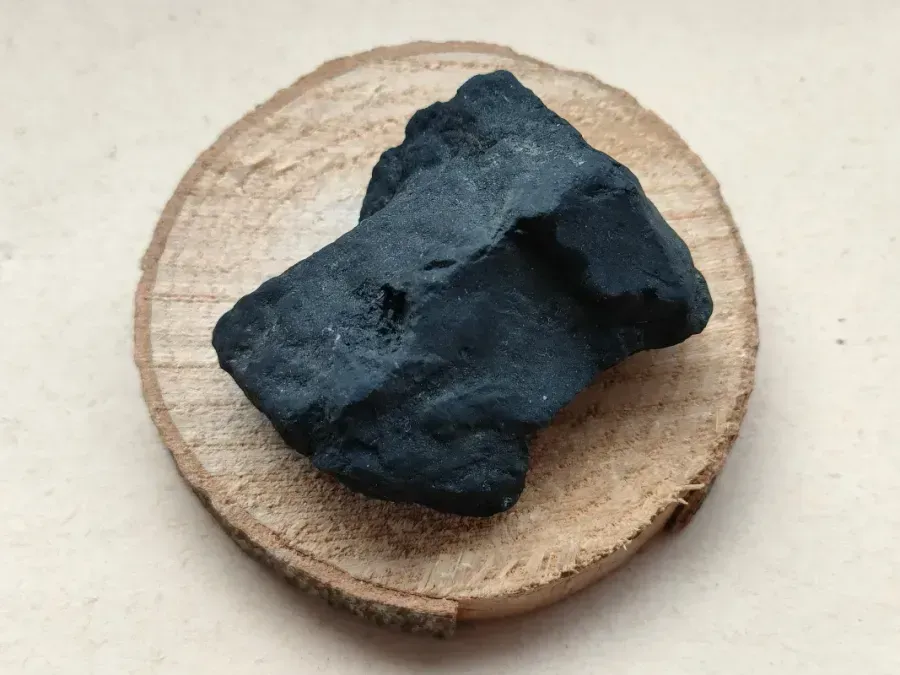 Shungita: la piedra negra de carbono de Carelia, composición, historia y joyas