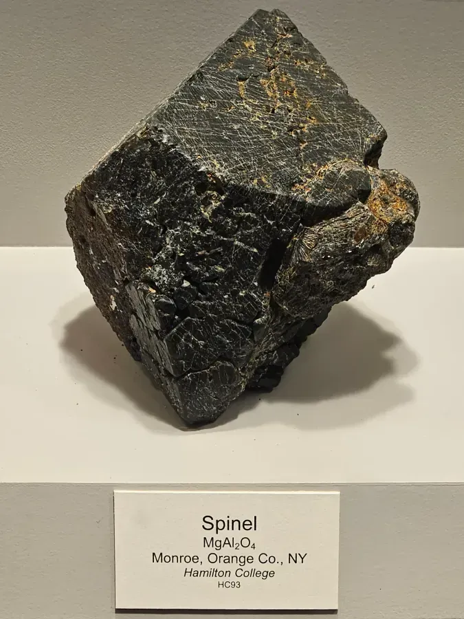 Espinela azul: la rara piedra que durante siglos se confundió con el zafiro