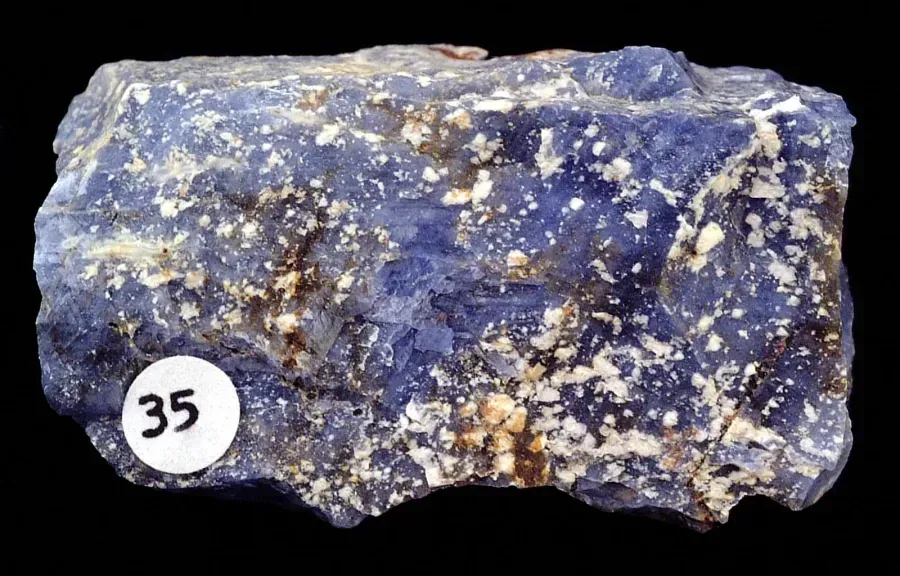 Sodalita en joyas: la piedra azul del tercer ojo y la intuición
