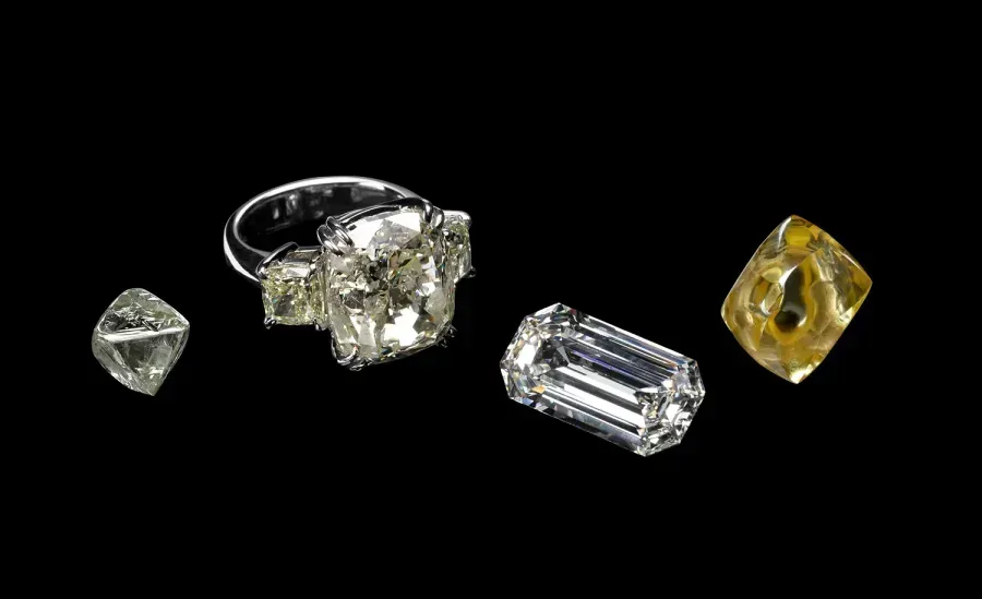Anillo Solitario: Una piedra que sostiene todo el mundo