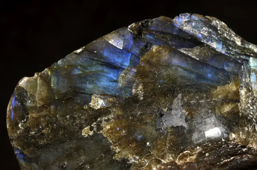 La espectrolita en joyería: la labradorita finlandesa con todo el espectro del arcoíris, significado y tipos