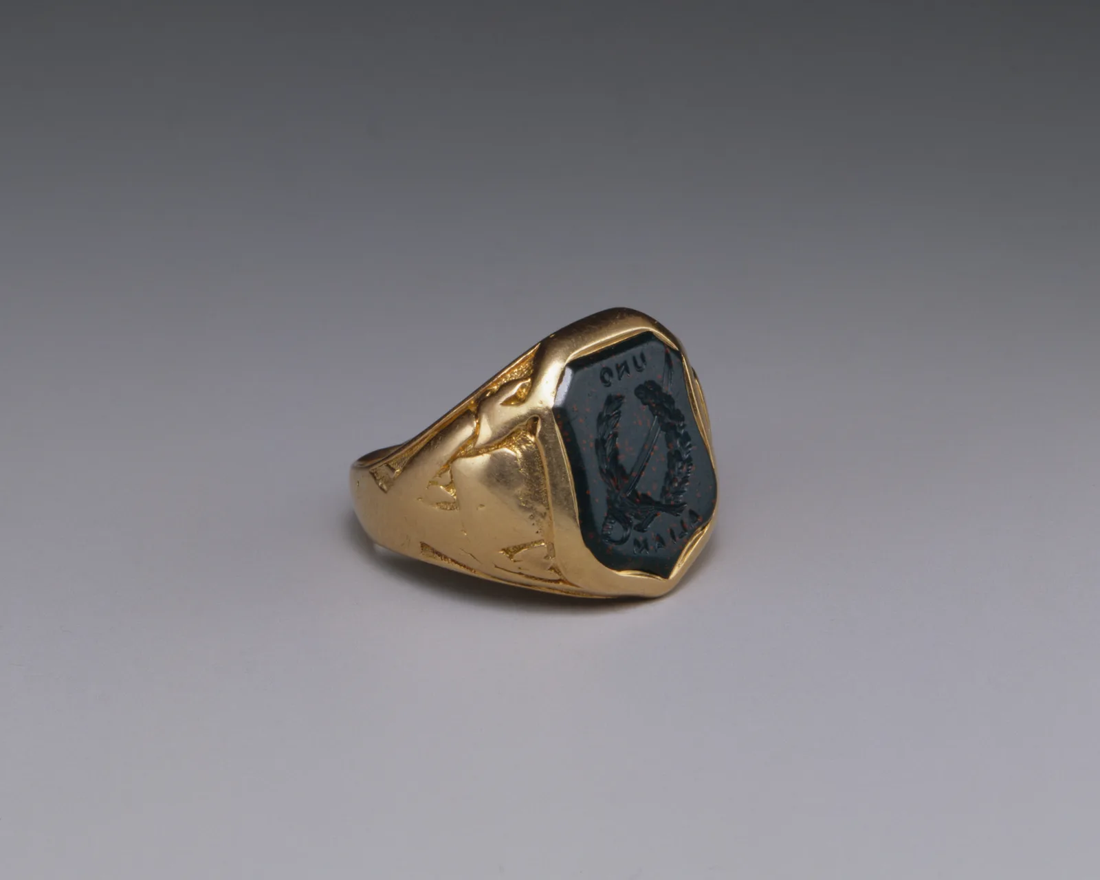 Tipos de anillos: solitario, halo, cluster, sello y cómo elegir