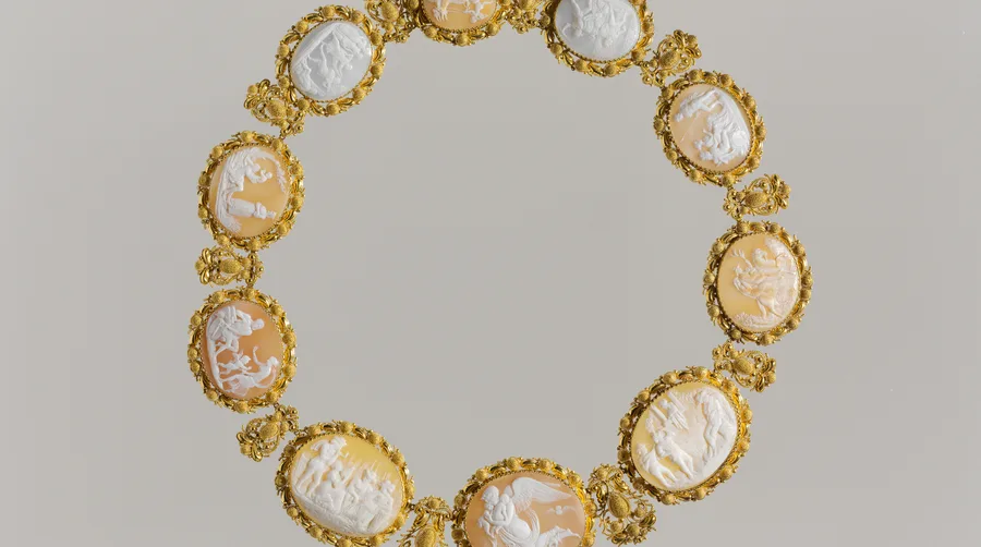 Joyas para regalar por menos de 100 euros: cómo acertar con un regalo importante