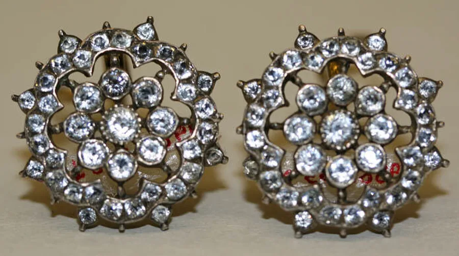 Joyas para regalar por menos de 50 euros: cómo elegir un regalo barato que parezca caro